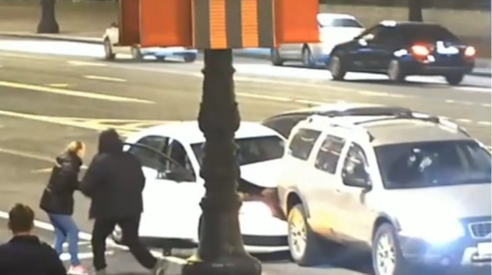  Başı telefona qarışan sürücü  yolda qəzaya düşən maşınları vurdu  - VİDEO - VİDEO