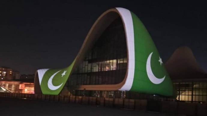 Heydər Əliyev Mərkəzi Pakistan bayrağının rəngləri ilə işıqlandırıldı 