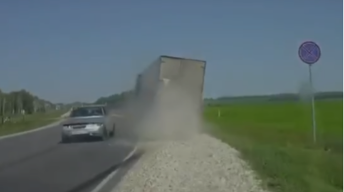 TIR sürücüsü dəhşətli qəzanın qarşısını belə aldı  - VİDEO