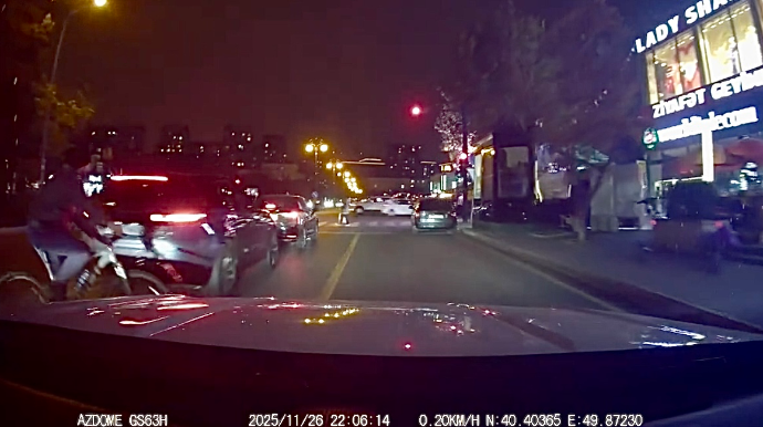 Qəzadan güclə xilas olan velosipedçi yenə qayda pozaraq yoluna davam etdi   - VİDEO