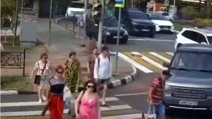 Pedalların yerini səhv saldı;  iki piyadanı vurdu, 3 avtomobil zərər gördü - VİDEO 