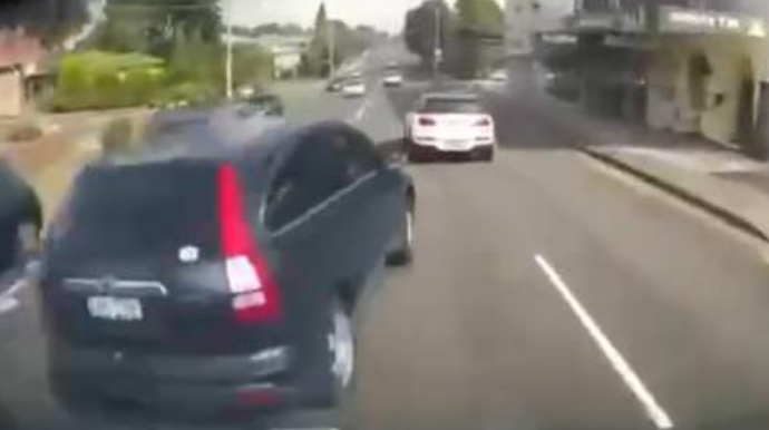 Водитель попал в аварию и перевернул свою машину - ВИДЕО