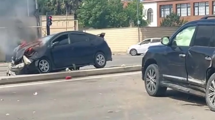 “Land Cruiser”lə toqquşan “Prius” alovlandı - VİDEO