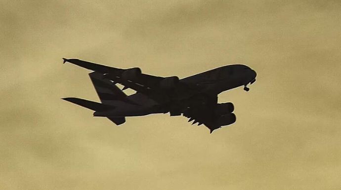 Sərnişin təyyarəsi gövdəsində dəliklə 14 saat uçuş edib