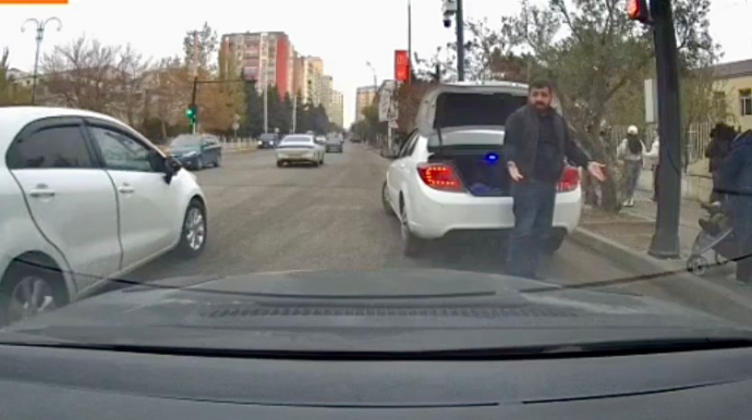 Qayda pozan sürücü əl-qol hərəkətləri ilə özünü haqlı göstərməyə çalışdı - VİDEO
