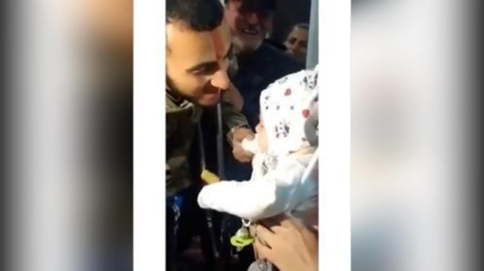 Молодой ветеран вернулся к новорожденному сыну, которого назвал в честь генерала Полада Гашимова  - ВИДЕО