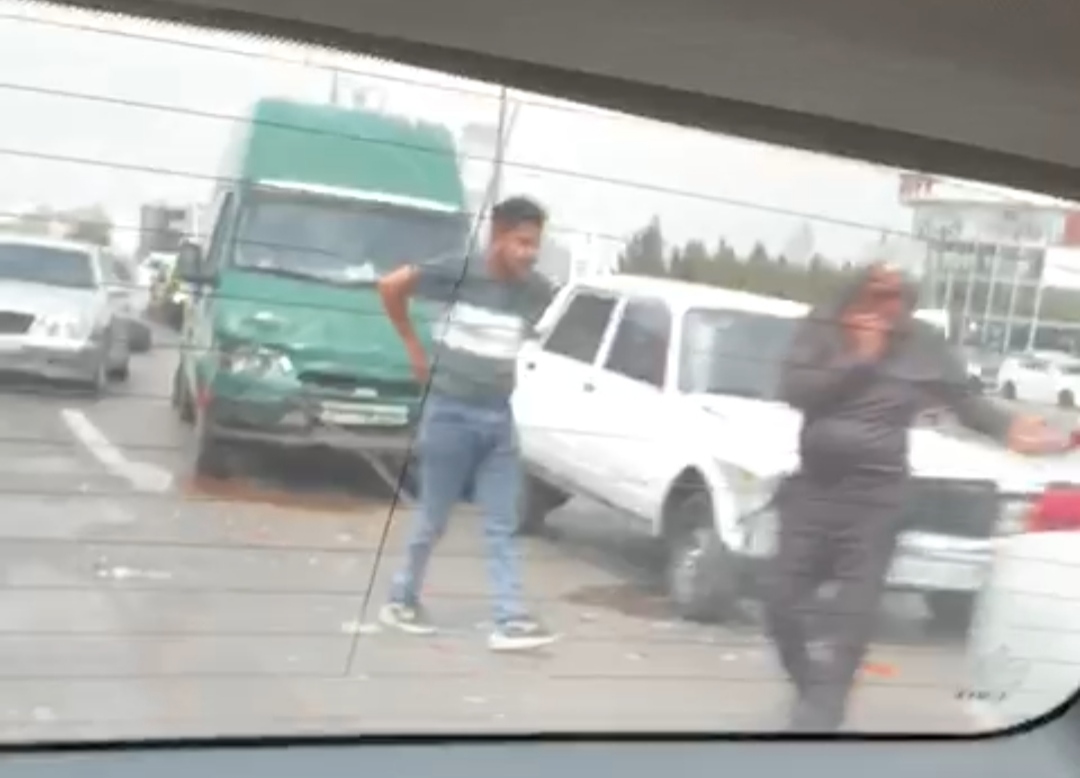 Bakıda “Ford”  “VAZ-2107”-ni vurub bu hala saldı   - VİDEO