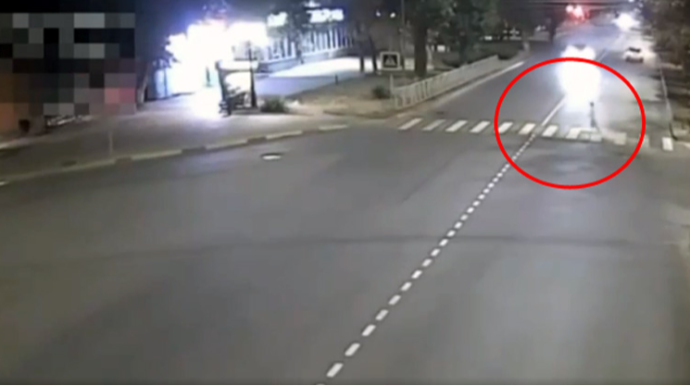 "BMW" keçiddən keçən çoxuşaqlı qadını vurdu; ölən var - VİDEO 