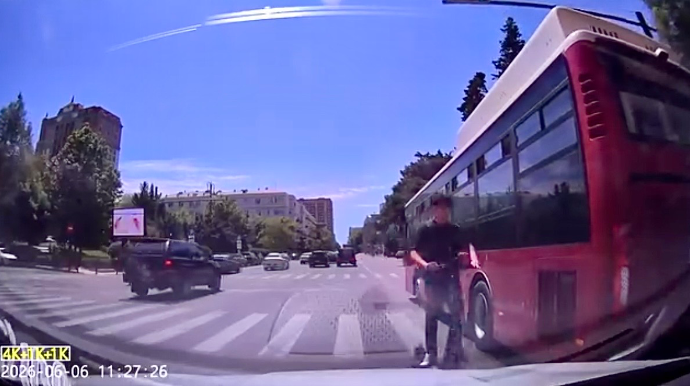 Skuterlə əks yola çıxan məktəbli avtomobillərin üzərinə sürdü, son anda… - VİDEO
