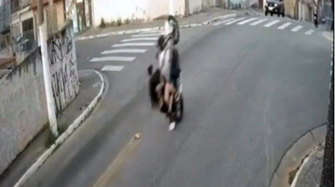 Tərkində sərnişin olan motosikletçi şou göstərərkən qəzaya düşdü - VİDEO 