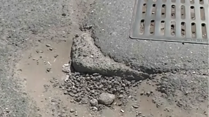 Binəqədi-Balaxanı yolunda sürücülərin kabusu: Çuxurlar maşınları sıradan çıxarır - VİDEO 