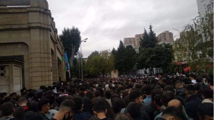 BDU-nun qarşısındakı izdihamla bağlı AÇIQLAMA 