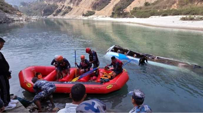 Sərnişin avtobusu çaya düşüb, 25 nəfər ölüb 