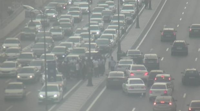 Babək prospektində avtomobil piyadanı vurub - FOTO