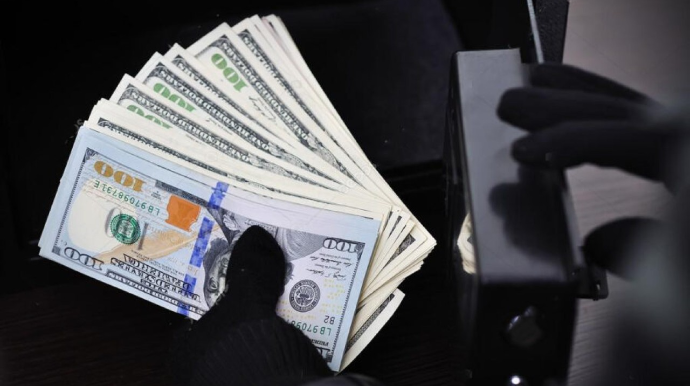 İşlədiyi evdən oğurladığı dollarların yerinə saxtasını qoydu 