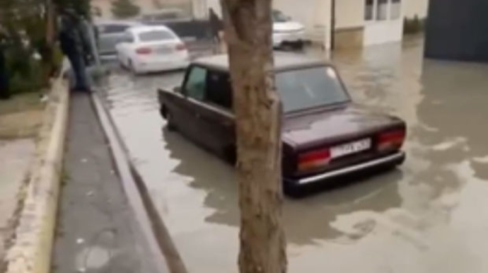 Binəqədidə kanalizasiya sistemi yağışa tab gətirmədi, küçəni su basdı   - VİDEO