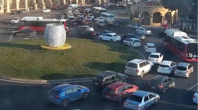 На каких улицах Баку 6 марта наблюдаются транспортные заторы? - ФОТО