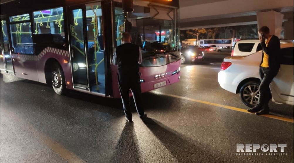 Bakıda sərnişin avtobusu minik avtomobili ilə toqquşub - FOTO