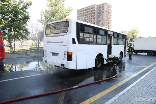 Avtobusuda yanğın təhlükəsi yaranıb, sərnişinlər təxliyə olunub - FOTO