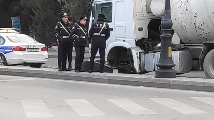 Betonqarışdıran maşının təkəri partlayıb yerindən çıxdı – FOTO