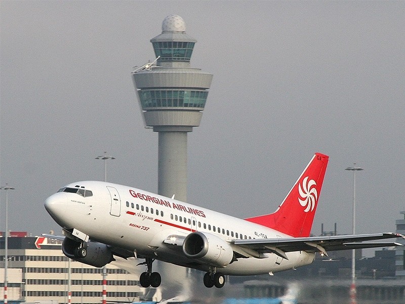 Təyyarə iki sərnişinin ölümünə görə təcili eniş etdi