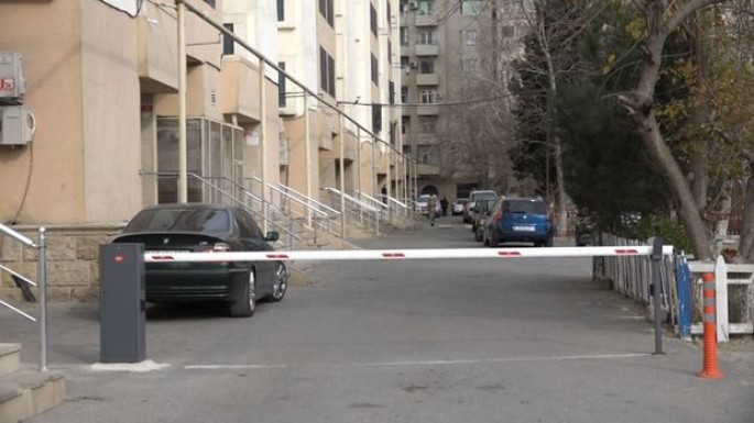 Bakıda bəzi həyətlərə şlaqbaumu kimlər qoyur? - VİDEO