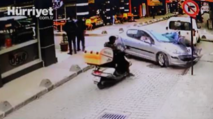 Avtomobil piyadanı vurdu, sonra restorana çırpıldı - VİDEO
