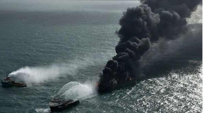 Günlərdir yanan gəmi ekoloji dəhşətə səbəb olub  - FOTO