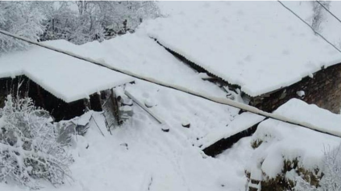 Qərb bölgəsinə güclü qar yağıb, avtomobil yollarında çətinlik yaranıb