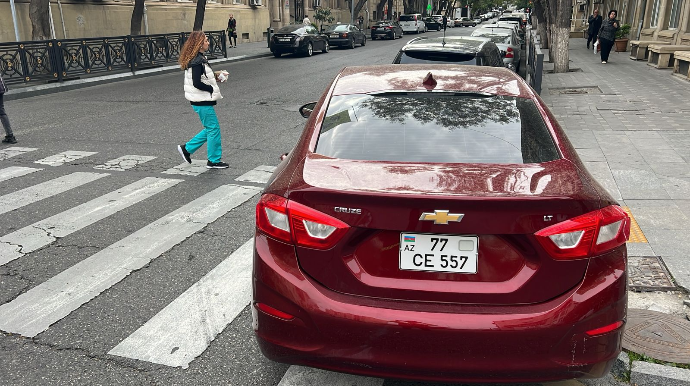 Yolayrıcı və piyada keçidini zəbt edən sürücü CƏRİMƏLƏNDİ   - FOTO