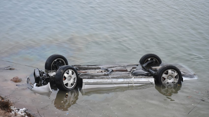 İcra hakimiyyətinin avtomobili su kanalına aşdı, xəsarət alan var 