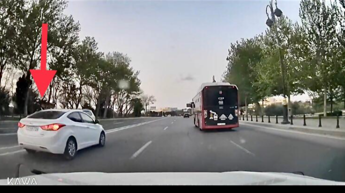 Maşını prospektin ortasında saxlayıb “işini görməyə” gedən sürücü  - 77-EK-709   - VİDEO