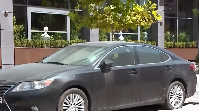 Bakıda sahibi tapılmayan “Lexus”a hər gün cərimə yazılır - VİDEO 