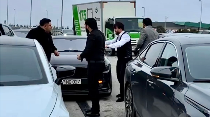 “TikTok”erin toyunda sürücülər yolu kəsib çəkiliş apardılar   - VİDEO