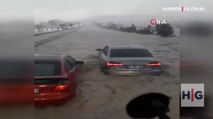 Türkiyə paytaxtını sel suları basdı:  Sürücülər böyük təhlükə qarşısında qaldı - VİDEO 