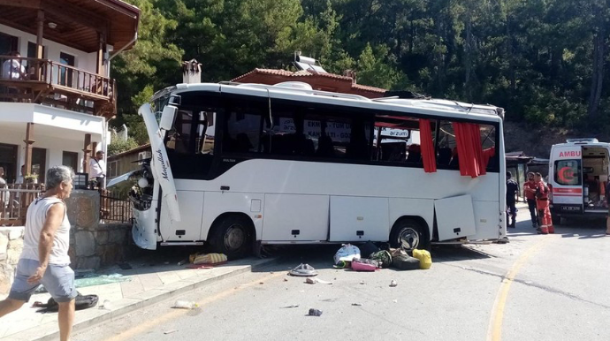 Turist avtobusu qəzaya uğradı - ÖLƏN  var