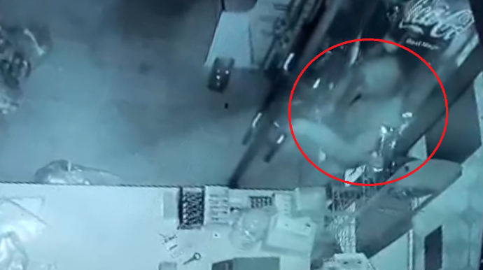 Ağcabədidə mağazalardan silsilə oğurluq edən şəxsi polis saxladı - VİDEO