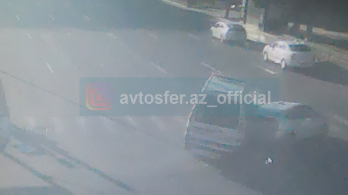 Qırmızıda keçən "Prius" təcili yardım maşınını belə vurdu - VİDEO