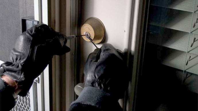 Bakıda ticarət mərkəzindəki mağazadan oğurluq edilib 