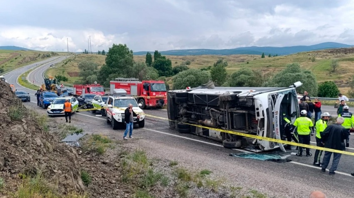Ağır yol qəzası olub, 2 nəfər ölüb, 15 nəfər yaralanıb