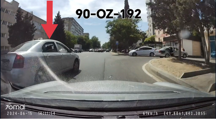Məsuliyyətsizlik edən taksi sürücüsü qəza şəraiti yaratdı - VİDEO