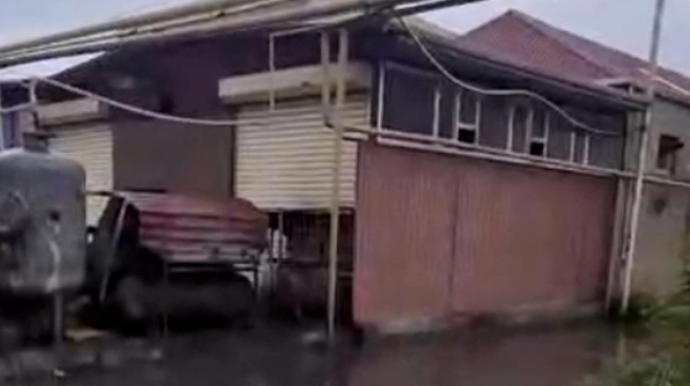 Bakıya yağış yağanda bu küçəni su basır - Yolu keçmək olmur - VİDEO