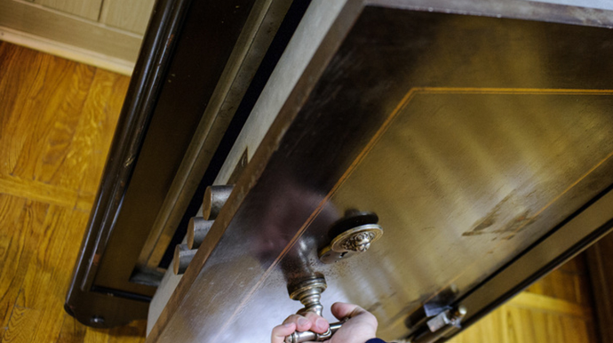 Məmurun evindən 340 min pul oğurlandı - Oğlunun sevgilisi həbs edildi