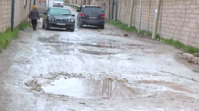 Дорога в бакинском поселке в плачевном состоянии: водители автобусов отказываются по ней ездить - ВИДЕО