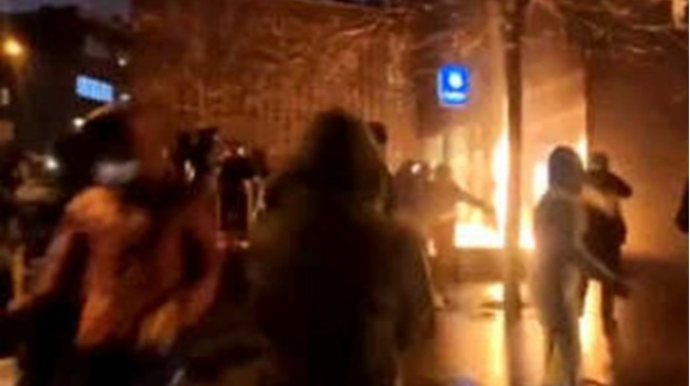 Polis maşını və avtobusa hücum:  Brüsseldə etiraz  - VİDEO