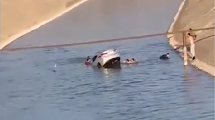 "Hyundai"la kanala düşən məktəb direktoru və müəllimə belə xilas edildi - VİDEO