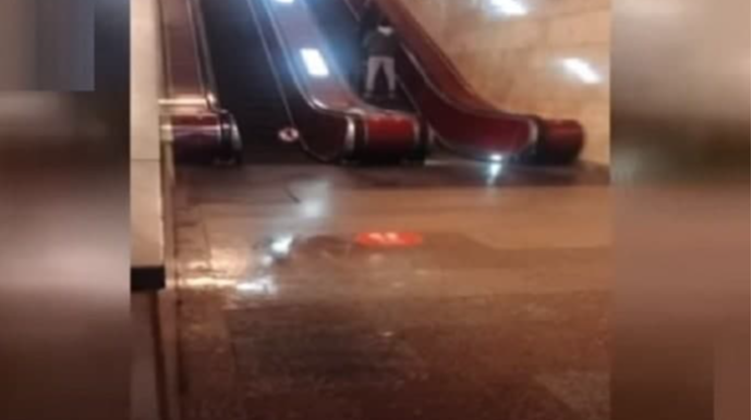 "Xalqlar dostluğu" stansiyasında su xətti partladı - VİDEO