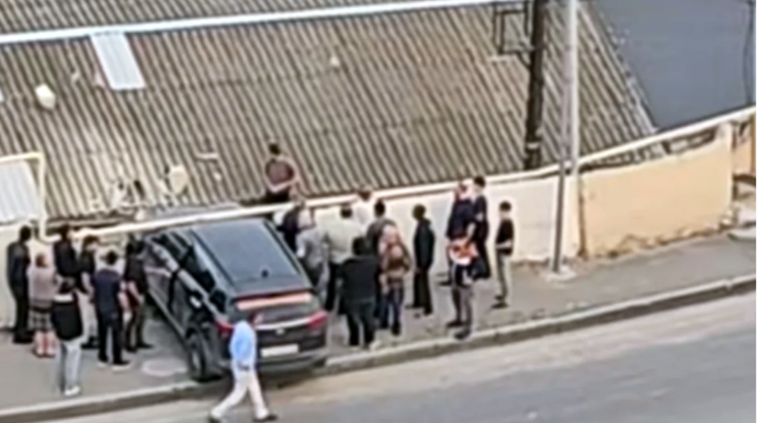 Bakıda avtomobil evin divaranı çırpılıb - VİDEO 