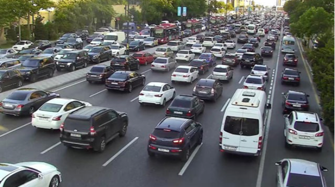 На каких улицах Баку 28 февраля наблюдаются транспортные заторы? 
