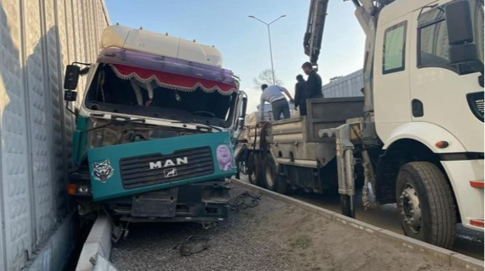 Bakıda yük maşını qəzaya uğrayıb,  yol təsərrüfatına ziyan dəyib - FOTO   - VİDEO